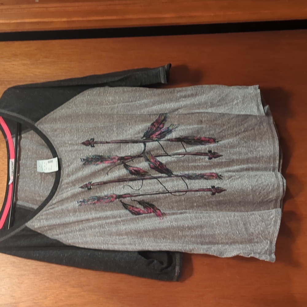 Arrow tee